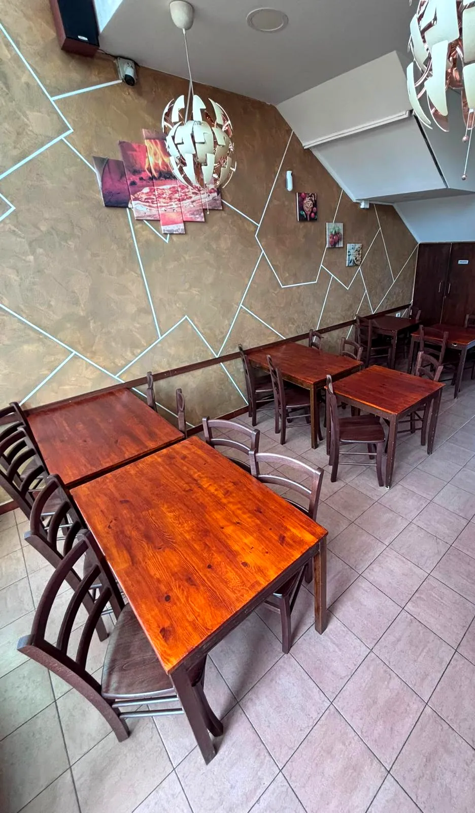 Un altro angolo della sala, con i tavoli in legno scuro